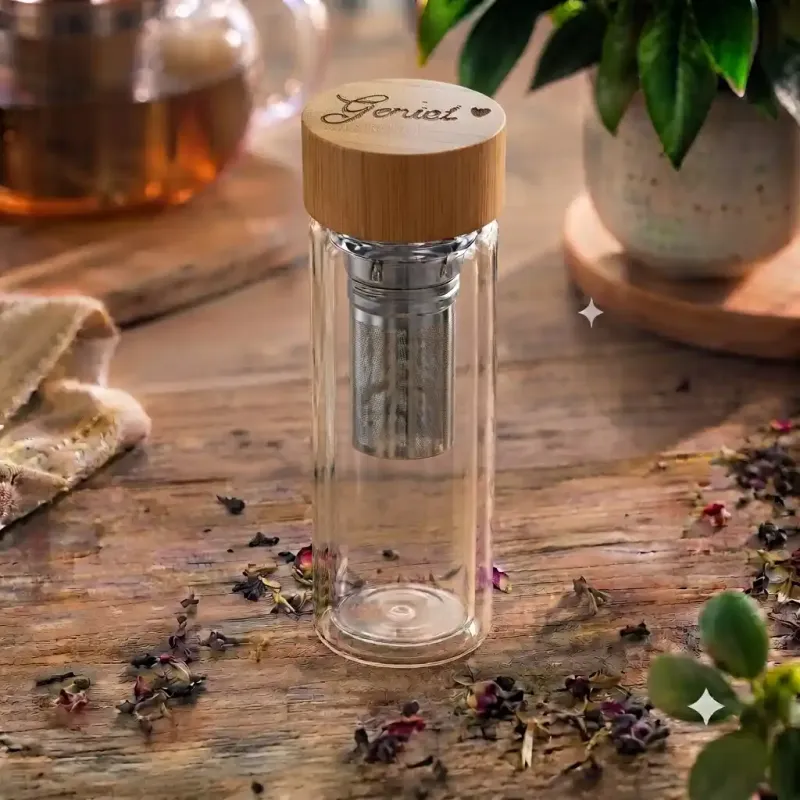 Drinkfles met infuser voor thee - met gebrande tekst Geniet